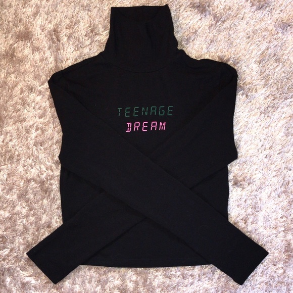 Forever 21 Tops - Forever 21 black graphic long sleeve crop top